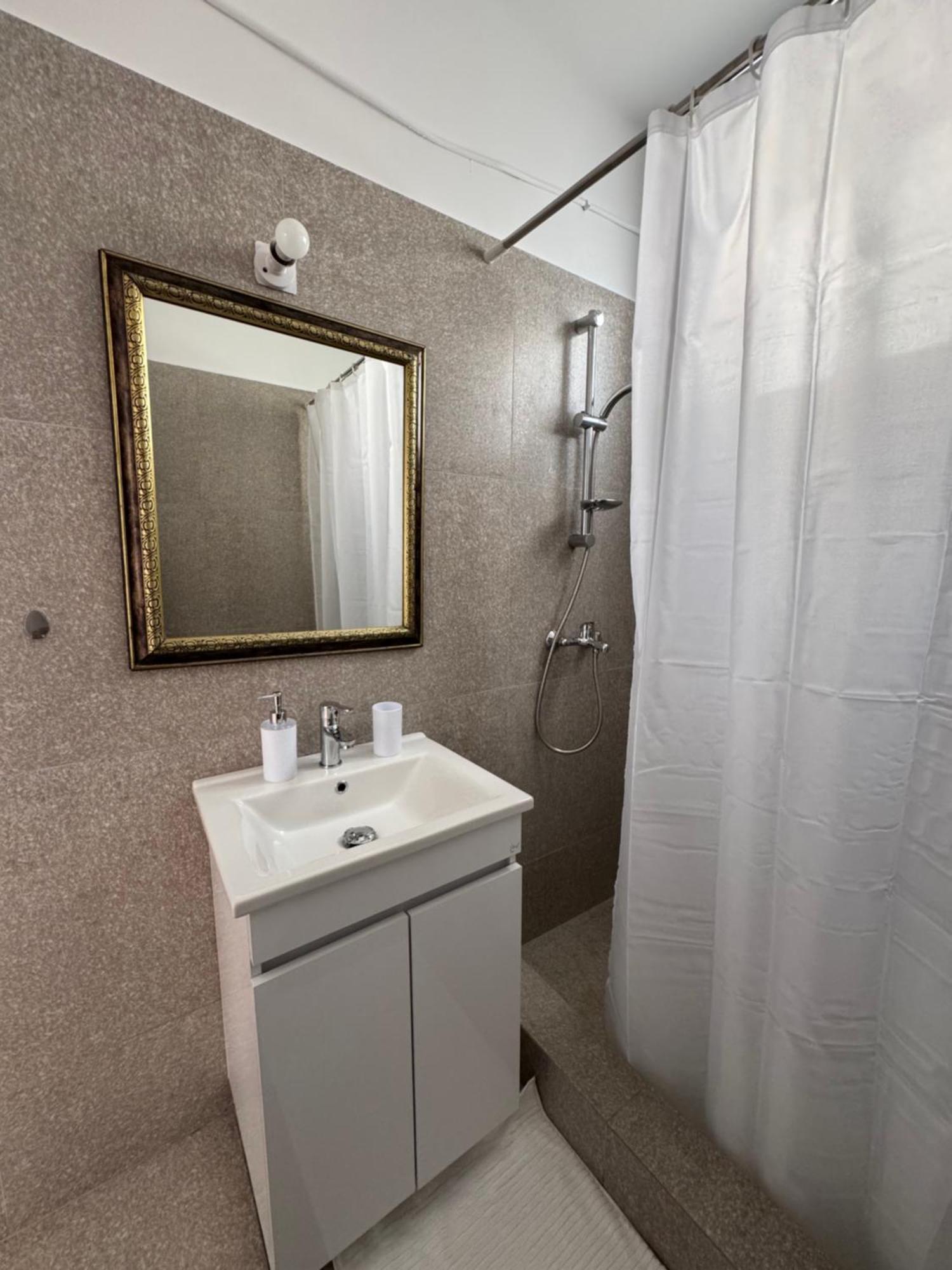 Elegant Two-bedroom In Kato Close To Everything! Διαμέρισμα Πάφος